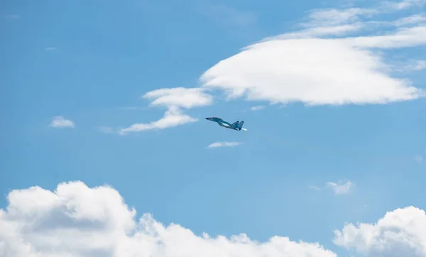 Dans Ciel Bleu Avion Militaire Russe Effectue Voltige Mig Équipement — Photo