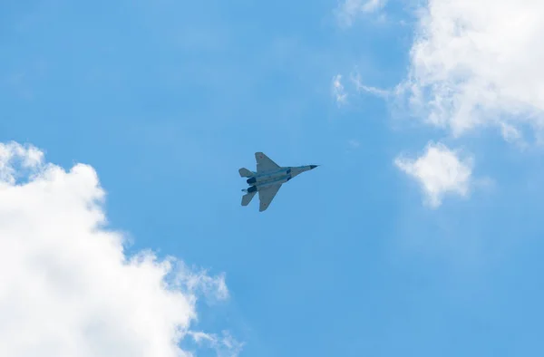 Cielo Azul Aviones Militares Rusos Realiza Acrobacias Mig Equipo Militar — Foto de Stock