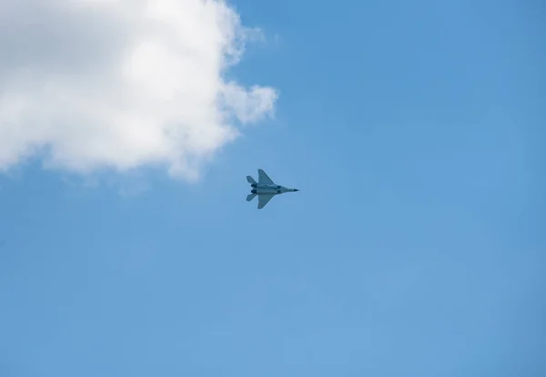 Błękitne Niebo Rosyjski Samolot Wojskowy Wykonuje Akrobacji Mig Wojskowy Sprzęt — Zdjęcie stockowe