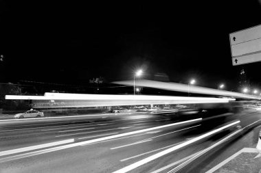 Araba ışıkları ile uzun pozlama gece şehir manzara