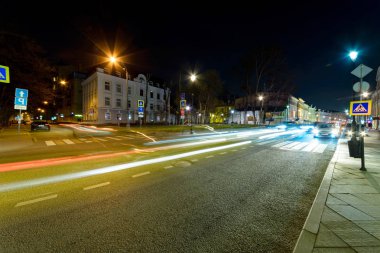 Araba ışıkları ile uzun pozlama gece şehir manzara