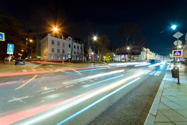 Araba ışıkları ile uzun pozlama gece şehir manzara
