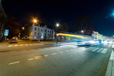 Araba ışıkları ile uzun pozlama gece şehir manzara