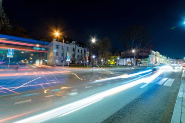 Araba ışıkları ile uzun pozlama gece şehir manzara