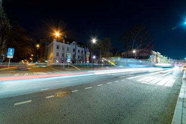 Araba ışıkları ile uzun pozlama gece şehir manzara