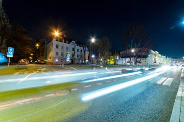 Araba ışıkları ile uzun pozlama gece şehir manzara