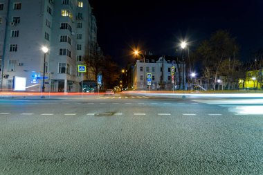 Araba ışıkları ile uzun pozlama gece şehir manzara