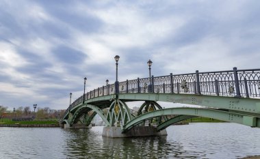 rezervuar üzerinde güzel köprü, siyah ve beyaz