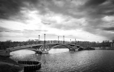 rezervuar üzerinde güzel köprü, siyah ve beyaz