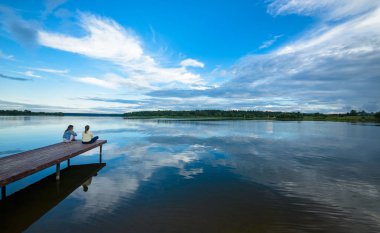 Kıyıdaki tahta köprü.