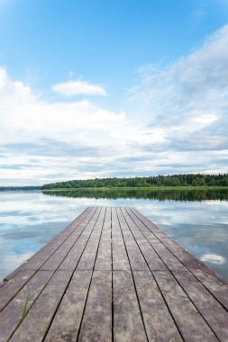 Kıyıdaki tahta köprü.