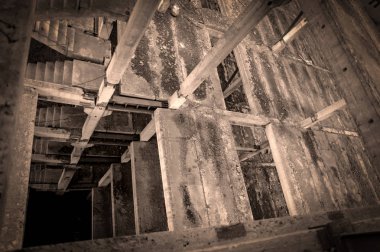 bitmemiş bir binada merdiven, terk edilmiş, beton zeminler, harabeler, beton asansör şaft