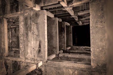 bitmemiş bir binada merdiven, terk edilmiş, beton zeminler, harabeler, beton asansör şaft