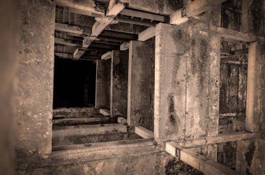 bitmemiş bir binada merdiven, terk edilmiş, beton zeminler, harabeler, beton asansör şaft