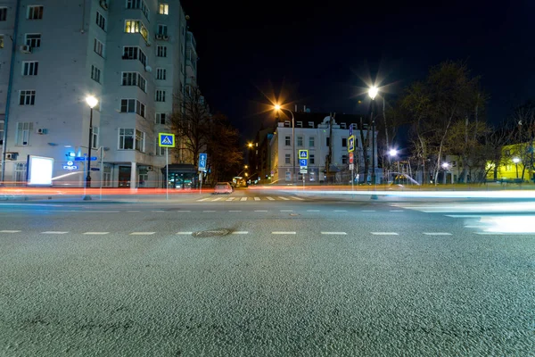 Nächtliche Stadtlandschaft Auf Langzeitbelichtung Mit Autoleuchten — Stockfoto