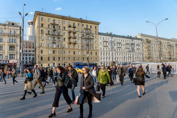 Москва Россия Апреля 2019 Года Толпа Людей Идущих Улице — стоковое фото