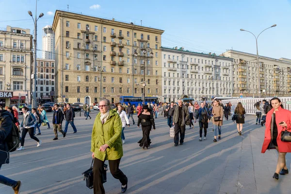 Москва Россия Апреля 2019 Года Толпа Людей Идущих Улице — стоковое фото