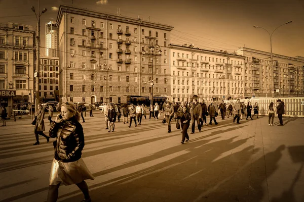 Moskva Ryssland April 2019 Skara Människor Som Går Nedför Gatan — Stockfoto