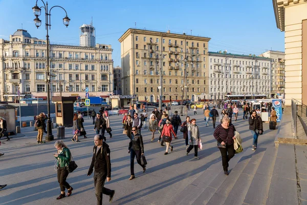 Moskva Ryssland April 2019 Skara Människor Som Går Nedför Gatan — Stockfoto