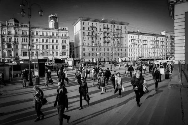 Moskva Ryssland April 2019 Skara Människor Som Går Nedför Gatan — Stockfoto