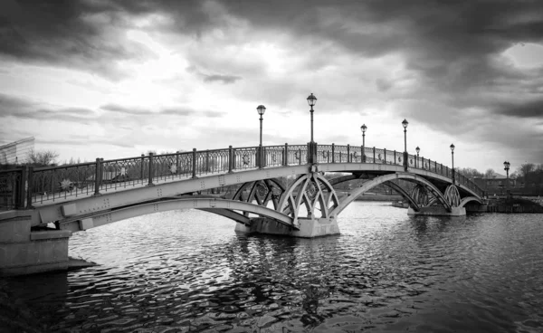 Hermoso Puente Sobre Embalse Blanco Negro —  Fotos de Stock