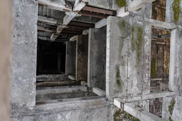 Treppe Einem Unfertigen Gebäude Verlassen Betonböden Ruinen Betonaufzugsschacht — Stockfoto