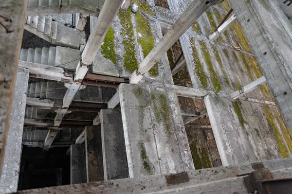 未完成の建物の階段 放棄された コンクリートの床 コンクリートエレベーターシャフト — ストック写真
