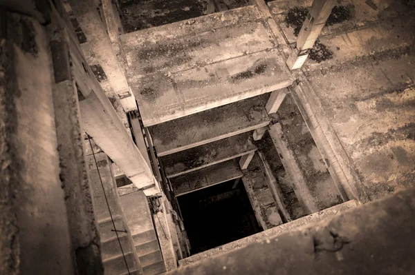 Treppe Einem Unfertigen Gebäude Verlassen Betonböden Ruinen Betonaufzugsschacht — Stockfoto
