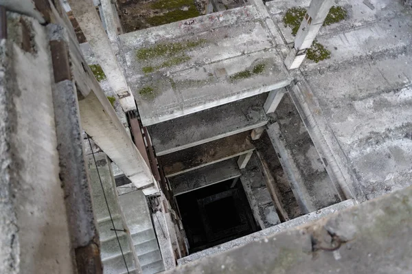 Scala Edificio Incompiuto Abbandonato Pavimenti Cemento Rovine Pozzo Ascensore Calcestruzzo — Foto Stock