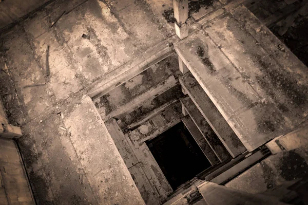 Lépcsőház Egy Befejezetlen Épületben Elhagyott Betonpadlók Romok Betonemelő Akna — Stock Fotó