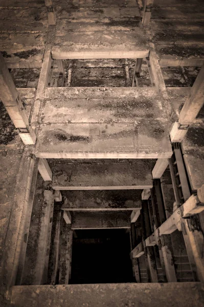 Escalera Edificio Sin Terminar Abandonado Suelos Hormigón Ruinas Hueco Ascensor —  Fotos de Stock