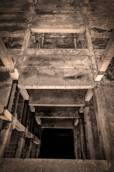 Schody Niedokończonej Budowli Opuszczone Betonowe Posadzki Ruiny Wał Dźwigu Betonowego — Zdjęcie stockowe