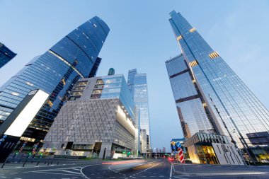 Finans bölgesindeki modern ofis binaları. Karanlık, fırtınalı bir gökyüzü. Tasarım için poster. 