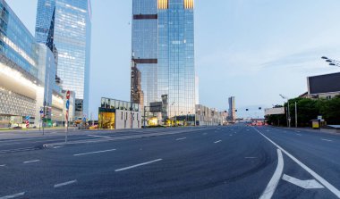 Finans bölgesindeki modern ofis binaları. Karanlık, fırtınalı bir gökyüzü. Tasarım için poster. 