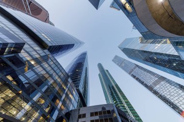 Finans bölgesindeki modern ofis binaları. Karanlık, fırtınalı bir gökyüzü. Tasarım için poster. 