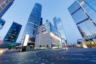 Finans bölgesindeki modern ofis binaları. Karanlık, fırtınalı bir gökyüzü. Tasarım için poster. 