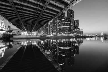 Köprünün alt tarafındaki gökdelenlerin manzarası ve akşamları çok güzel ışıklar.