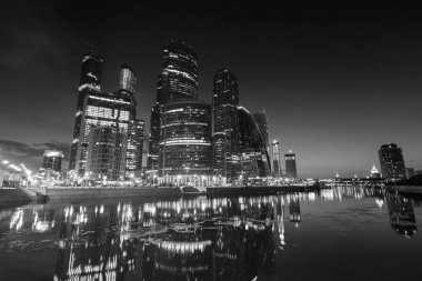 Finansal bölgedeki modern ofis binaları, yansımalı deniz manzarası. Tasarım için poster.