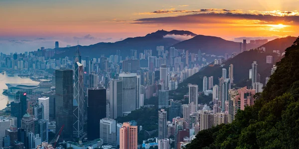 Hong Kong tepe, Hong Kong - 13 Aralık 2016: Sunrise görünümü Hong Kong tepe üzerinde. Victoria Harbour gözlemlemek için bir hedef bakış açısı.