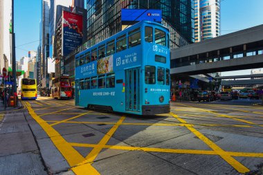 Hong Kong - 9 Aralık 2016: Hong Kong Tramvayları Metropolis'te toplu taşıma aracıdır. Çift katlı tramvay klasik ve benzersiz tarzı ile 