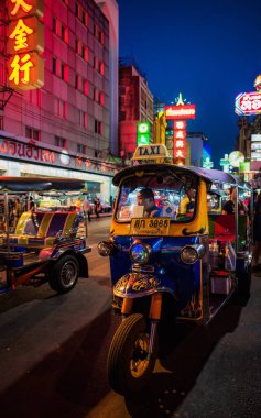 Bangkok, Tayland - 22 Nisan 2017: Tuk tuk, Chinatown, Bangkok, Tayland'da ünlü bir toplu taşıma aracıdır..