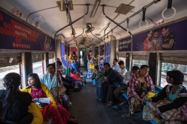 Yangon, Myanmar - 26 Aralık 2016: Yerel demiryolu taşımacılığının şehir hattı, Büyük Yangon, Myanmar'da yerel halk için ünlü bir kamu hizmetidir.