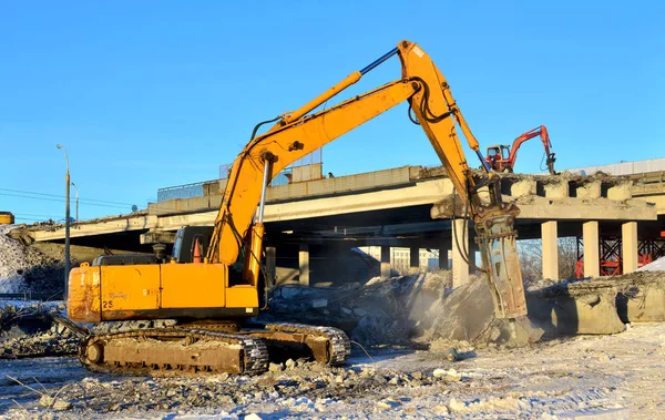 Construction of the automobile bridge