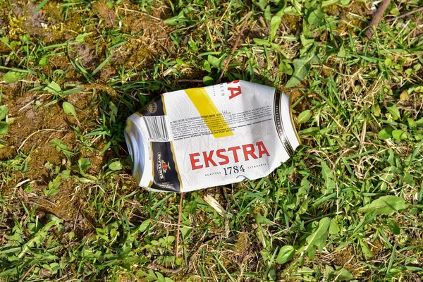 28. April 2020, Weißrussland: Svyturys, Ekstra Dose Bier auf grünem Gras. Menschen werfen Lebensmittelabfälle weg, hinterlassen Müll auf der Straße nach sich selbst. Das Konzept des sozialen Problems des Alkoholismus — Stockbild April 2020 Weißrussland Svyturys Ekstra Dose Bier Auf Grünem Gras — Stockfoto