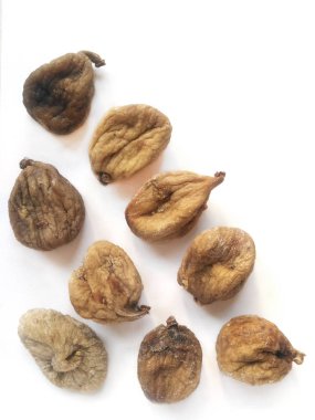 Beyaz bir arka plan üzerinde kurutulmuş meyve. Pişirme.