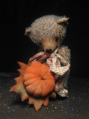 Cadılar Bayramı Balkabağı kumaştan yapılmış. Tekstil kumaş koyu arka plan üzerine oyuncak ayı. posta kartı.