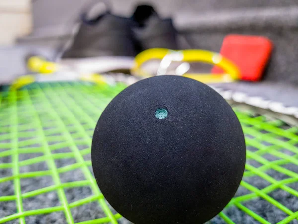Tek nokta squash topu raket sokmaları üzerinde