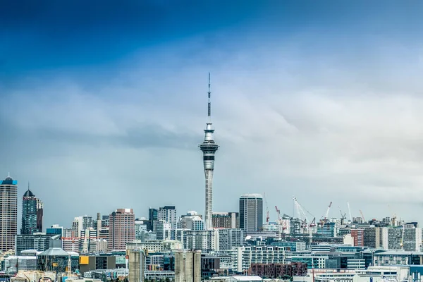Auckland city gökyüzü kule orta ile