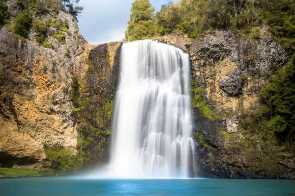 Hanua Falls uzun pozlama delik yüzme mavi