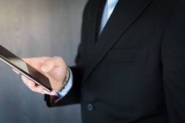 Cep telefonundan çalışan bir genç yönetici